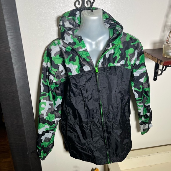 Land’s End camo/black Boys windbreaker. Size Medium 10/12. EUC Like new! - Picture 1 of 9